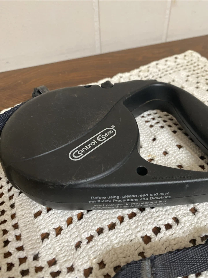 Retractable Pet Walking Leash ~ Easy Grip Handle ~ Small To Medium - Image 1 of 4