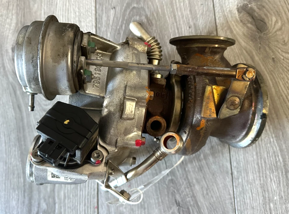 2009-2012 BMW 750i TURBO TURBOCHARGER, PART# 11657576985, 7576985 GENUINE OEM - Image 1 of 4