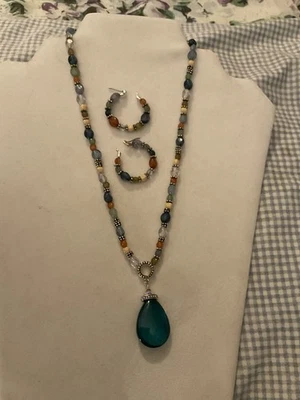 Collar Napier Cuentas de Vidrio Facetado Azul Tono Dorado Vintage Firmado Colgante Gota Foto 1 de 4