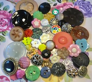 50 FLOWER BUTTONS VARIOUS COLOURS VARIOUS SIZES JOB LOT IDEAL FOR CRAFTS
