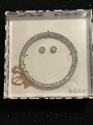 Nueva pulsera Guess con logo dijes y pendientes. Nuevo en caja Foto 1 de 3