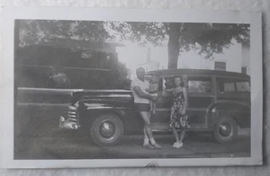 Fotografia reale d'epoca famiglia con Ford Super Deluxe Woodie Station Wagon 1942 - Foto 1 di 4