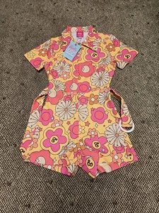 Selten!!!! Barbie x Unique Vintage Pink Flower Power 65th Anniversary Strampler Gr. 4 - Bild 1 von 3