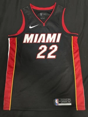 Camiseta Swingman Miami Heat Icon Edition Masculina Tamanho M #22 Jimmy Butler Tamanho M (44) - Imagem 1 de 4