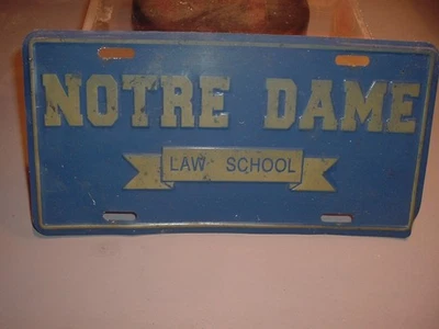 Placa de matrícula frontal de metal de la Facultad de Derecho de Notre Dame de colección RARA Foto 1 de 2