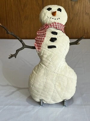 Muñeco de nieve acolchado primitivo hecho a mano con brazos de ramita  Foto 1 de 4