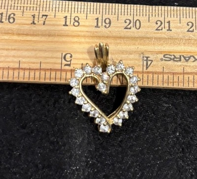 Colgante Corazón Abierto Circonita Cúbica Oro Amarillo 14KT 4,25 g casi 1 pulgada Foto 1 de 4