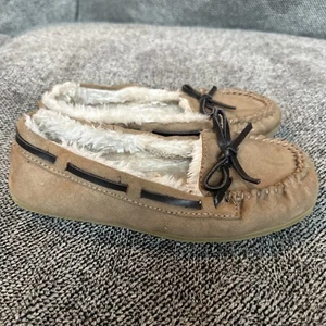 Airwalk Girl's TAN Suede Faux Fur lined MOCCASIN Slippers~Size 2 Rubber Soles - Picture 1 of 4