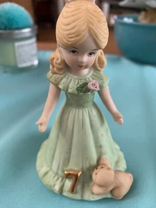 Figura de porcelana rubia Enesco de 7 años de cumpleaños niñas en caja - Imagen 1 de 4