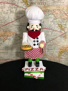 "Cascanueces Pier 1 Imports 12"" Pizza Chef 2015" - Imagen 1 de 10