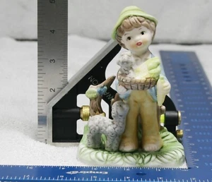 Statuina porcellana vintage ragazzo in cappello verde con pecore agnelli raccolta mais - Foto 1 di 8