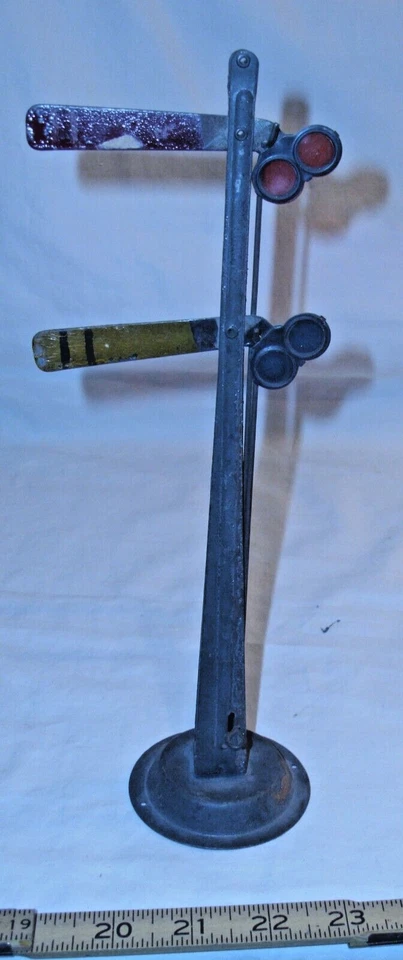 LIONEL TWIN SIGNAL TOWER STANDARD GAUGE PRE WAR 1930s - Image 1 of 2