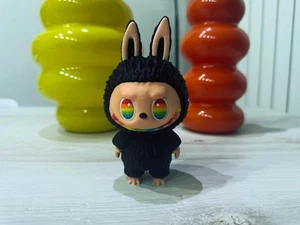 Labubu Nero Con Occhi E Denti Arcobaleno Stampato 3D Printed - Picture 1 of 1