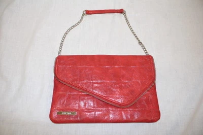 Bolso sin asas NINE WEST grande sobre rojo, textura, correa de cadena plateada y decoración de cremallera Foto 1 de 4