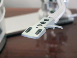 Analogue Studio HS-E5 Headshell With Leads (Silver) - Picture 1 of 1