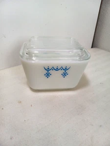 VINTAGE PYREX SMALL REFRIGERATOR DISH & LID BLUE SNOWFLAKE GARLAND - Picture 1 of 6