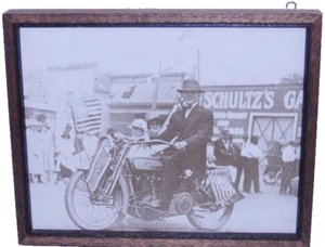 Vintage 1917 Ära gerahmtes Foto Mann Harley Davidson - Bild 1 von 2