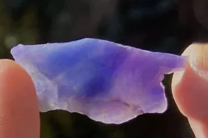 RICHTERITE w/ SUGILITE MULTI COLOR ROUGH AAA GRADE SMALL JEWEL 9.95 CARATS - Picture 1 of 11