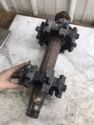 19 Ski-Doo Renegade Adrenaline 900 Ace Turbo 137" eje de transmisión en pista ruedas dentadas Foto 1 de 4