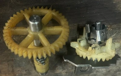 Briggs & Stratton 09P702/08P502 eslinga de aceite/gobernador y árbol de levas 592968 OEM Foto 1 de 3