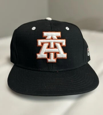 Gorra “TA” The Game Pro Escuela Secundaria Gorra de Pelota Ajustada 7 1/8 Negra Viajeros Para Hombres Foto 1 de 4