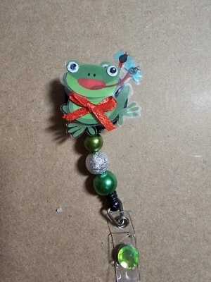 Carrete de insignia retráctil de rana verde adorable cuentas de colores Foto 1 de 2