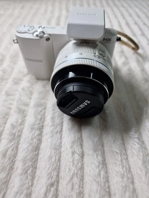 Samsung NX1100 20,3 megapixel fotocamera bianco, obiettivo 20-50 mm - Immagine 1 di 4