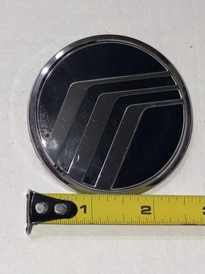 Mercury Grand Marquis 1995-1997 guardabarros emblema pilar negro cromo insignia OEM 2,5"" Foto 1 de 4