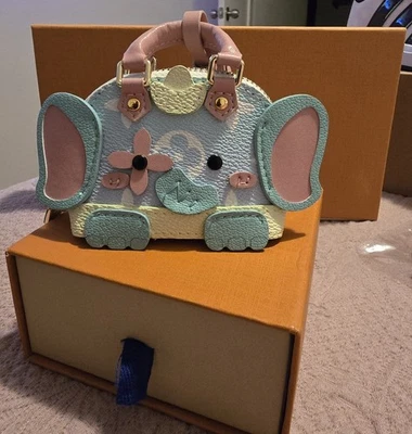 Dije de bolso reciclado. Con bolsa antipolvo y caja. Nunca usado. Foto 1 de 4