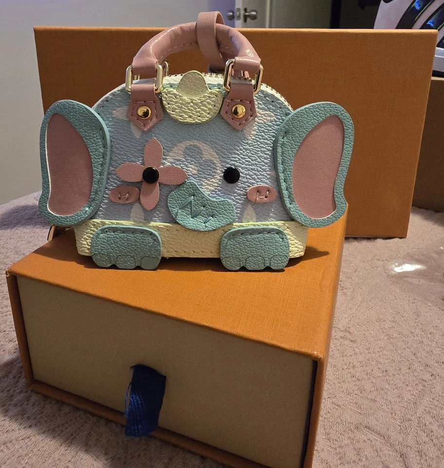 Dije de bolso reciclado. Con bolsa antipolvo y caja. Nunca usado. Foto 1 de 4