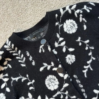 Cárdigan Ann Taylor Para Mujer S Negro Blanco Floral Cuello Redondo Botón Suéter Hada  Foto 1 de 4