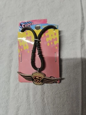 Collar colgante Superman rosa DC Comic Supergirl chica de metal pesado  Foto 1 de 2