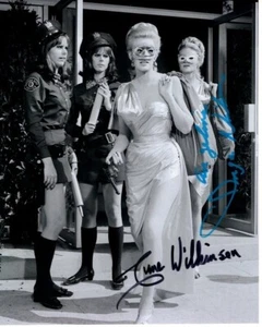 INGA NEILSEN und JUNE WILKINSON signiertes 8x10 Batman Foto mit Hologramm Echtheitszertifikat - Bild 1 von 2