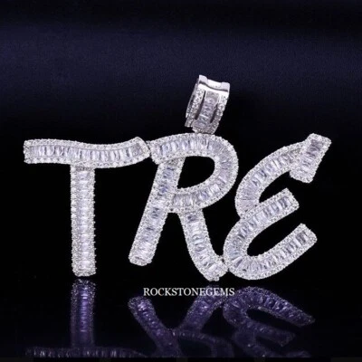 Incredibile ciondolo personalizzato TRE baguette diamante lettera zircone bianco - Immagine 1 di 3