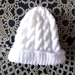 A White Hand Knitted Beanie hat 0-6 months in DK yarn - Picture 1 of 1