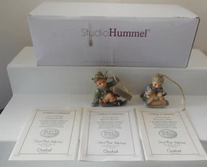 STUDIO GOEBEL BERTA HUMMEL MINIATUR WEIHNACHTSORNAMENTE FIGUR SET # 96058 SET - Bild 1 von 9