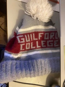 Guilford College grau grau weinrot Vintage Rodel Beanie Erwachsene Bommel Oberteil - Bild 1 von 1