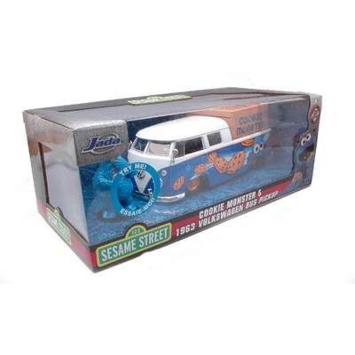 VW BUS PICK 1962 WITH SESAME STREET COOKIE MONSTER FIGURE 1:24 Jada Toys Movie M - Immagine 1 di 2