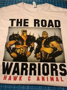 Neu ohne Etikett SELTEN Road Warriors offizielles Wrestling-Shirt Herren WWE Größe M Falke & Tier - Bild 1 von 4