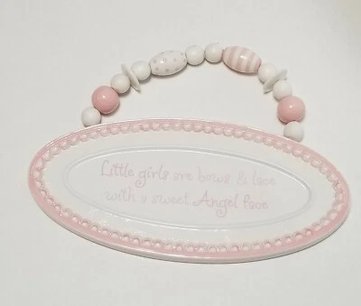 Letrero de cerámica rosa y blanco Grasslands Road con cuentas cara de ángel para niñas pequeñas Foto 1 de 3