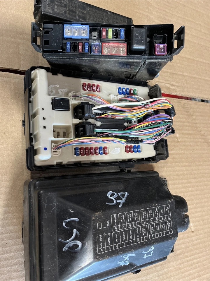 OEM INFINITI G37 2008 6 velocidades cupé 2x2 motor IPDM caja de conexiones de fusibles Foto 1 de 4