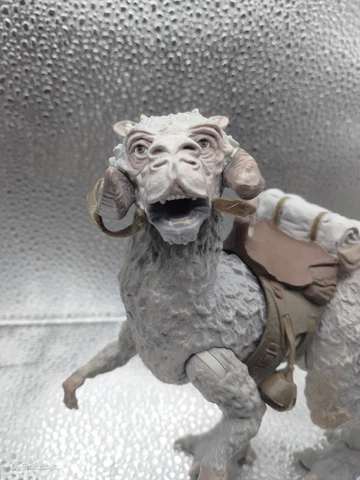 STAR  WARS  HASBRO 3.75" VINTAGE COLLECTION LUKE SKYWALKER'S TAUNTAUN Cover