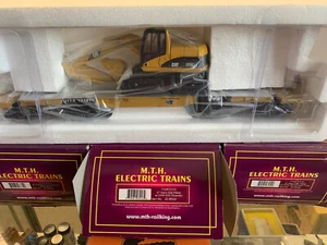 MTH PREMIER CATERPILLAR #20-98424 47' FLAT CAR #131011 WITH CAT 320C EXCAVATOR - Picture 1 of 3