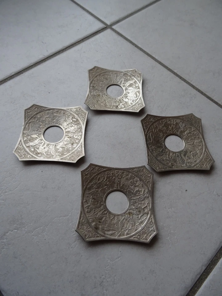 4 Anciennes Bobèches décor de personnages chandelier bougeoir - Photo 1/4