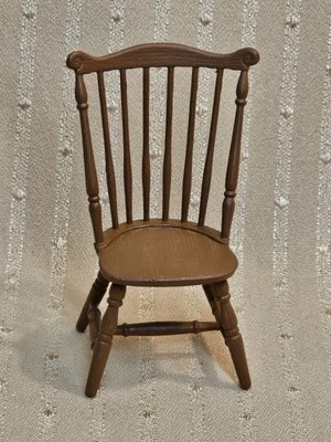 CADEIRA WINDSOR DE PLÁSTICO PARA CASA DE BONECAS EM MINIATURA - Imagem 1 de 4