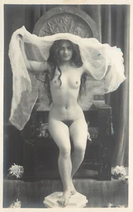 Brazos de mujer desnuda levantados con velo en el trono RPPC - Imagen 1 de 2