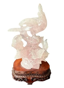 Vintage chinesischer Rosenquarz Phönix & Vögel Schnitzerei auf Holzsockel Skulptur - Bild 1 von 8