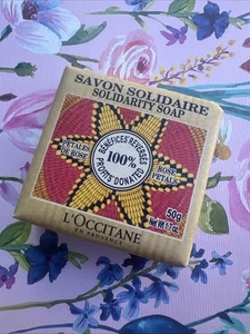 Jabón de pétalos de rosa L'Occitane Savon Solidaire - 50 g/1,7 oz - Imagen 1 de 4