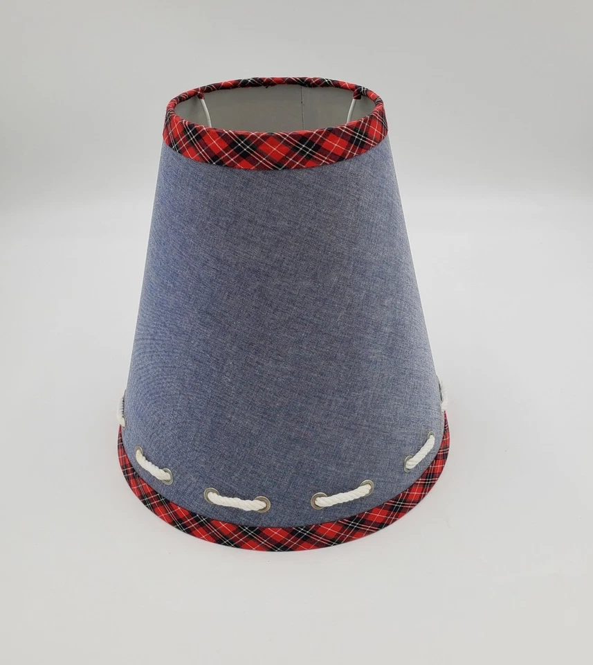 Pantalla de lámpara Pottery Barn Kids azul con borde a cuadros rojos y detalle de cuerda Foto 1 de 4