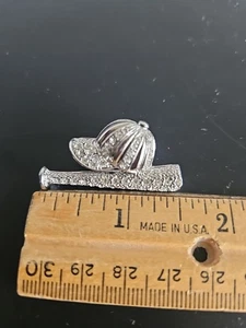 Spilla mazza berretto baseball metallo tono argento borchie strass trasparenti vintage - Foto 1 di 3